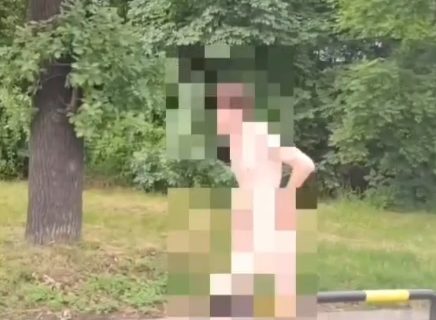 ŠTA TO RADIŠ, ČOVEČE? Goli muškarac šetao Beogradom, prolaznici u šoku (VIDEO)