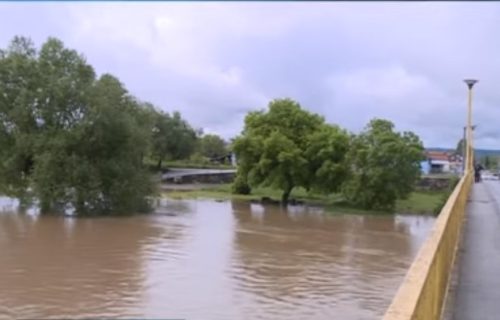 Poplave pogodile Republiku Srpsku, meštani spasavaju "šta se spasti može"