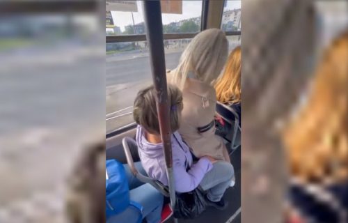 Nestvarna scena u tramvaju u Beogradu: Devojka sela u krilo putnici zbog svađe oko mesta (VIDEO)