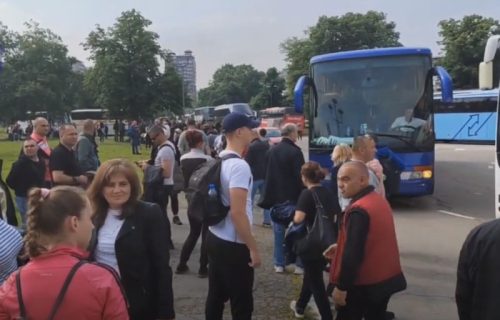 Srbi sa KiM koji su krenuli na miting "Srbija nade" počeli da pristižu u Beograd (VIDEO)