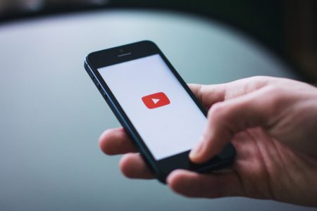 Neće vam se svideti, a neće moći da se eskivira: YouTube testira novi format reklama