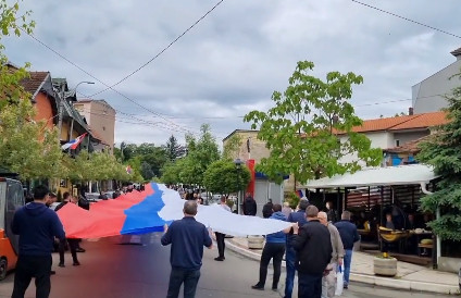 SRPSKA ZASTAVA OD 250 METARA NA ULICAMA ZVEČANA: Stotine Srba na protestu (VIDEO)