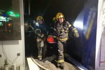 Oglasio se MUP povodom požara u hostelu u centru Beograda, 14 osoba evakuisano (FOTO)