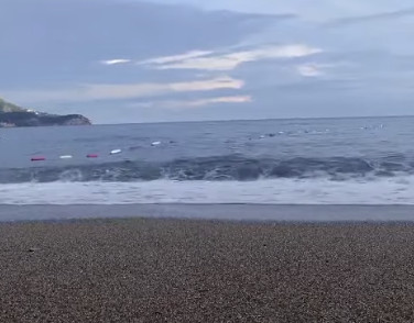 Nesreća na popularnoj crnogorskoj plaži, utopila se ženska osoba