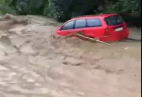 POTOP ŠIROM SRBIJE: Dramatični snimci poplava zabrinuli sve, bujice nose automobile (VIDEO)