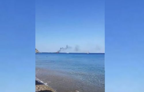 Požar na turističkom brodu u blizini čuvene plaže na Rodosu, putnici spas našli skačući u more