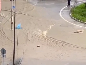 Kružni tok u Sjenici prekriven vodom nakon poplava: Strahuje se od pogoršanja vremena (FOTO+VIDEO)