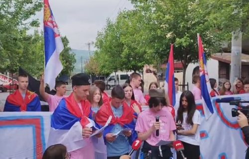 "Kriv sam što se krstim sa tri prsta!" Poslednji dan škole ispred bodljikave žice u Zvečanu (VIDEO)