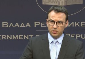 “Table sa obeležjima Prištinskih institucija na ambulantama bez saglasnosti Srba”