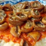 Recept za posni doručak: Trebaju vam šampinjoni, malo ajvara i stari hleb (RECEPT+VIDEO)