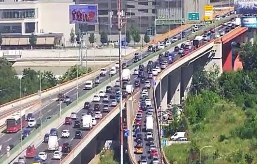 HAOS U BEOGRADU: Velike gužve na ključnim saobraćajnicama, ovo su pravci za izbegavanje (FOTO)