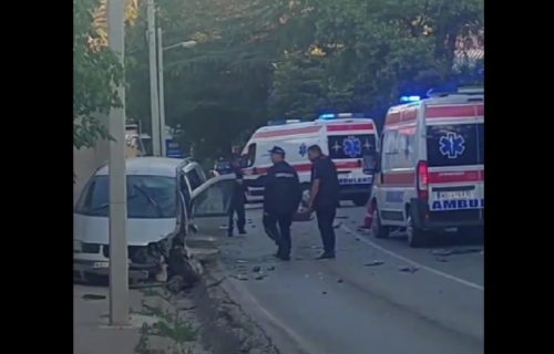 Teška nesreća u Sremskoj Kamenici: Vozila isprevrtana na krov, Hitna pomoć i policija na licu mesta (VIDEO)