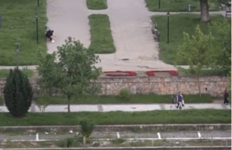 Sramno! U parku u Južnoj Mitrovici cveće posađeno u obliku slova “UČK” (VIDEO)
