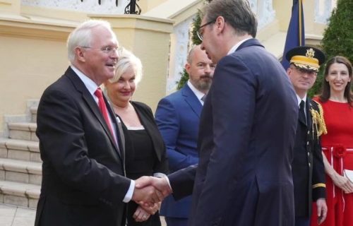 Srbija ostaje posvećena miru: Predsednik Vučić na prijemu kod ambasadora Hila povodom Dana nezavisnosti