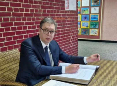 Fotografije Vučića u “Ribnikaru” kao odgovor na optužbe opozicije da nije posetio školu