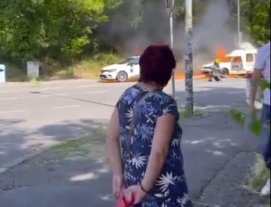 Užasavajući prizor: Automobil se zapalio nasred ulice na Voždovcu (VIDEO)