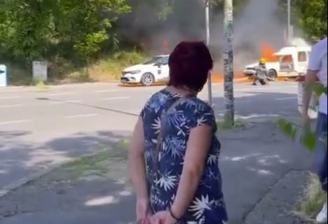 Užasavajući prizor: Automobil se zapalio nasred ulice na Voždovcu (VIDEO)