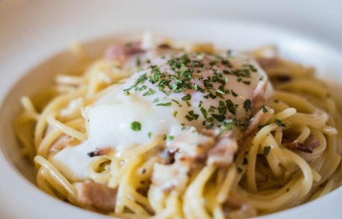 MILIONI PREGLEDA ZA NJEGOV NAČIN PRIPREME: Pasta karbonara po receptu slavnog kuvara Gordona Remzija