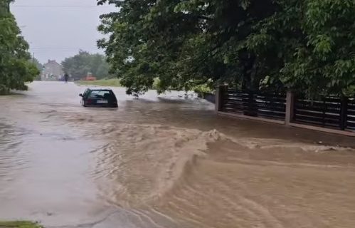 APOKALIPTIČNE SCENE ŠIROM SRBIJE: Bujice nose sve pred sobom, ulicama kuljaju reke (VIDEO)