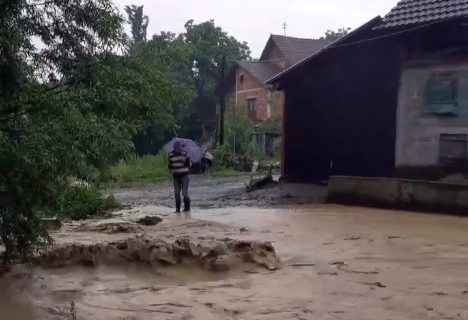 HITNO UPOZORENJE RHMZ: U narednim satima sručiće se jako nevreme, potop u Kruševcu - voda kulja (VIDEO)