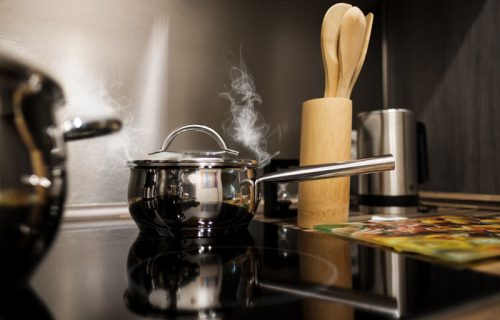 Kako sprečiti da tečnost iskipi iz šerpe dok kuvate? Ovaj jednostavan trik oduševljava