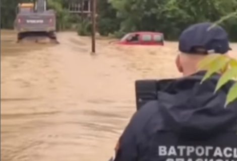 Dečak iz Lazarevca spasen pomoću kanapa, braću vatrogasci izvukli iz podivljale reke (VIDEO)