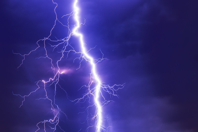 NARANDŽASTI METEOALARM: Munje i gromovi nad Beogradom, padaće i mnogo kiše