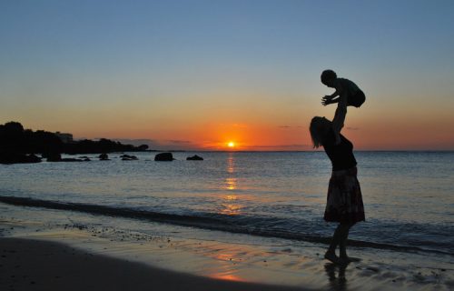 Da li bebe smeju da se izlažu sunčevim zracima: Magična formula za odlazak na plažu