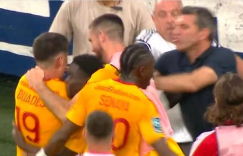 HAOS U BORDOU! Navijač udario fudbalera u glavu: Meč prekinut zbog NEVIĐENOG INCIDENTA (VIDEO)