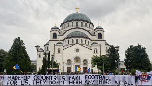 NAVIJAČI RUMUNIJE ODUŠEVILI SRBIJU! Ispred Hrama Svetog Save poslali poruku TZV. DRŽAVI KOSOVU (FOTO)