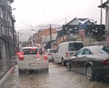 Poplave u Tutinu i Novom Pazaru: Voda nadire, domaćinstva ugrožena, kiša lila dva sata (VIDEO)