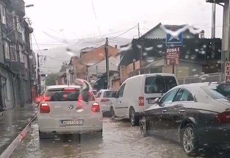 Poplave u Tutinu i Novom Pazaru: Voda nadire, domaćinstva ugrožena, kiša lila dva sata (VIDEO)