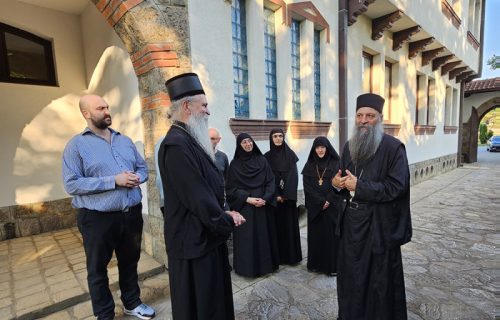 Patrijarh Porfirije stigao u Gračanicu, na Vidovdan služi parastos (FOTO)