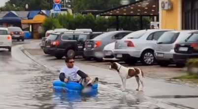 Ne može nam kiša ništa! Obrenovčanin u epizodi "Pecanje na ulici" (VIDEO)