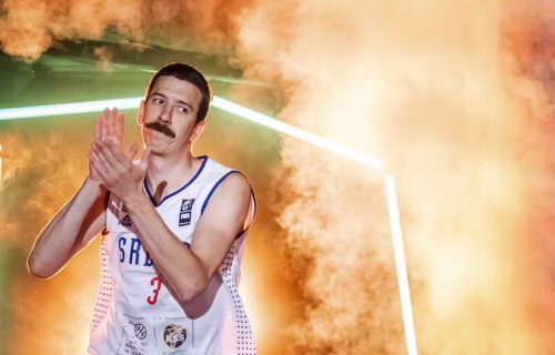 MARŠ NA DRINU GRUVAO BEČOM! Evo kako su naši basketaši sa navijačima slavili ZLATO! Ameri plakali (VIDEO)