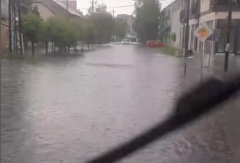 Nevreme se obrušilo na Vojvodinu: Potop u Subotici, automobili "plivaju" kroz potopljene ulice (VIDEO)