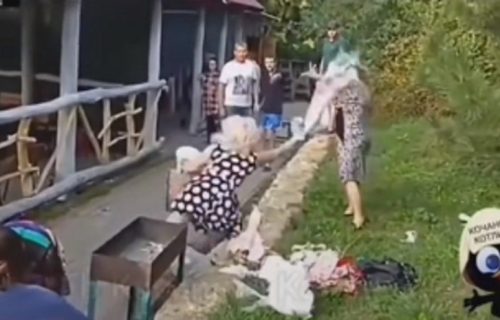 Snimak sa svadbe ŠOKIRAO: Dok se tašta i svekrva biju, mlada zapanjila postupkom (VIDEO)