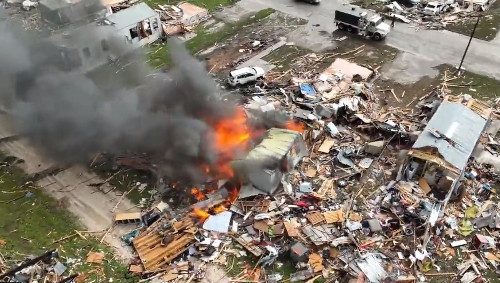 Razoran tornado protutnjao Teksasom: Troje mrtvih, sto povređenih, uništeno 200 kuća (VIDEO)
