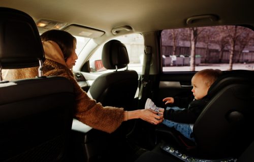 Prvo su ih napravili da bi dete imalo zabavu u kolima, a danas bez njih nema bezbedne vožnje: Evo kako su nastala autosedišta (FOTO)