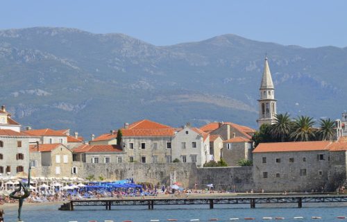 Šamarale se i polivale do parkinga: ŽESTOKA TUČA BEOGRAĐANKE I BUDVANKE u poznatom noćnom klubu