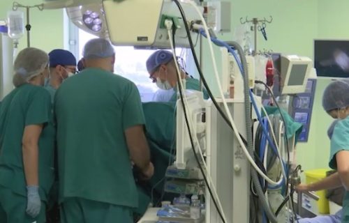 Prvi put u Srbiji detetu izvedena operacija proširenja dušnika, lekarski tim predvodio hirurg iz Londona