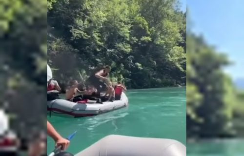 Nikola Jokić neumoran, pravi šou gde god se pojavi, oduševio sve na raftingu jednim potezom (VIDEO)