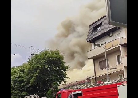 STRAVIČAN POŽAR U RUMI: Zapalila se prodavnica dečije garderobe, jedna osoba hospitalizovana