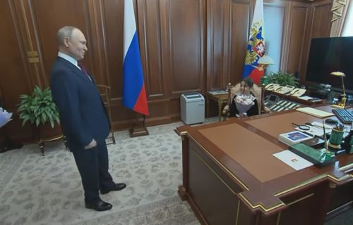 Suze su ga ganule: Putin ugostio devojčicu iz Dagestana, a onda su zajedno telefonirali ministru finansija (VIDEO)