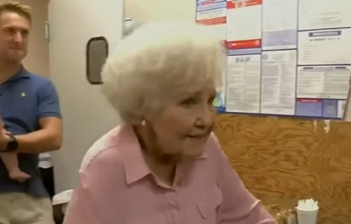 RADNICA VEKA: Baka u 90. godini otišla u penziju! Čak 74 godine NIJEDAN DAN nije bila na bolovanju