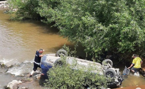 JEZIV UDES KOD LESKOVCA: Auto se isprevrtao i survao u reku (VIDEO)