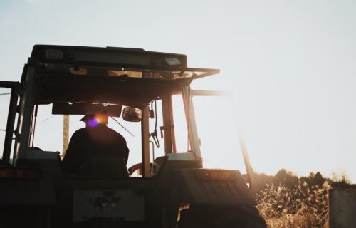 Teška nesreća kod Požarevca! Muž i žena traktorom upali u reku