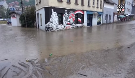 NEVREME NAPRAVILO HAOS U UŽICU: Klizište preti da se obruši na magistralni put (VIDEO)