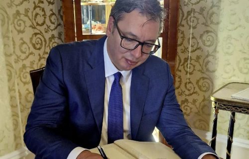 VUČIĆ U MAĐARSKOJ: Predsednik posetio Preobraženjsku crkvu u Sentandreji (FOTO)