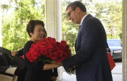 "Beskrajno smo zahvalni!" Vučić ispraća Čen Bo, predivan buket ruža poklonio ambasadorki Kine (FOTO)